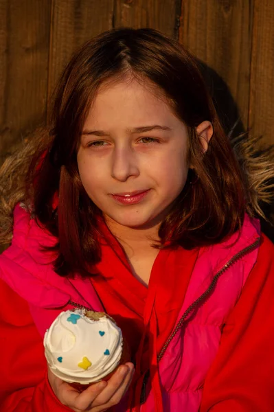 Ein Fröhliches Kleines Mädchen Blickt Auf Eine Östliche Torte Osterkonzept — Stockfoto