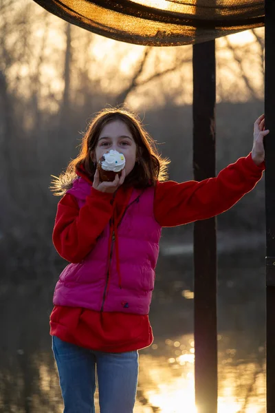 Seorang Gadis Kecil Yang Bahagia Melihat Kue Timur Konsep Paskah — Stok Foto