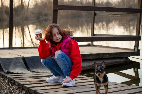 Uma Menina Feliz Olhando Para Bolo Oriental Conceito Páscoa Tradicional — Fotografia de Stock