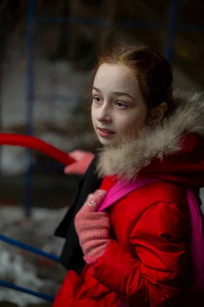 秋の美しい9歳の少女の肖像画です 9歳の少女 冬に屋外で9歳の女の子 新鮮な空気の中で子供 赤い冬のジャケットの女の子 10代の肖像画 — ストック写真