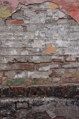 Eski çatlak tuğla duvar. Eski yıpranmış tuğla duvar parçası. Eski tuğla arka planının dokusu. Tasarımcılar için malzeme