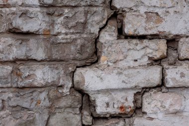 Eski çatlak tuğla duvar. Eski yıpranmış tuğla duvar parçası. Eski tuğla arka planının dokusu. Tasarımcılar için malzeme