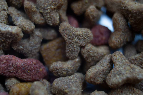 犬の餌の背景 ペットフードマクロ 猫や犬の食べ物のクローズアップマクロ ペットや動物のための食品の写真 — ストック写真