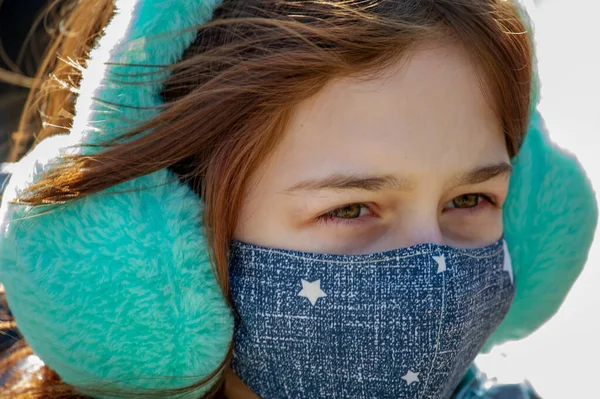Γυναίκα Προστατευτική Μάσκα Έξω Μασκαρεμένο Κορίτσι Έξω Ιός Μάσκα Άνοιξη — Φωτογραφία Αρχείου