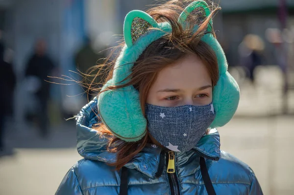 Een Vrouw Met Een Beschermend Masker Buiten Gemaskerd Meisje Buiten — Stockfoto