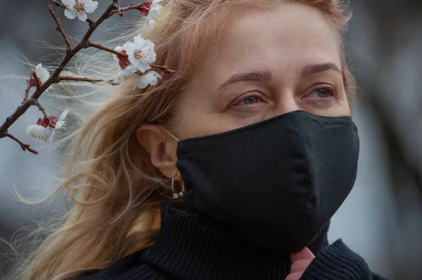 Schöne Junge Frau Frühlingskleidung Auf Der Straße Mit Medizinischer Gesichtsmaske — Stockfoto