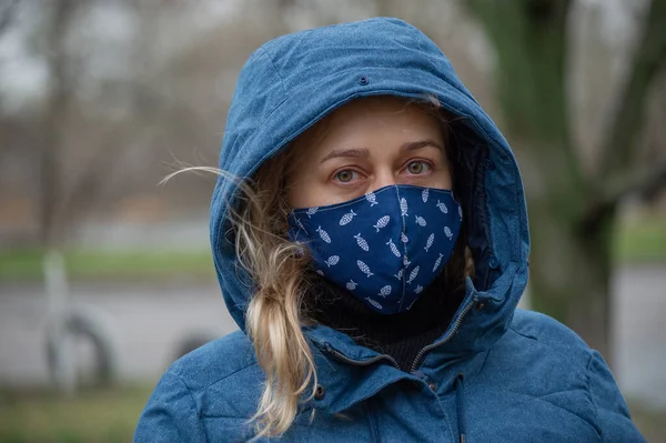 Schöne Junge Frau Frühlingskleidung Auf Der Straße Mit Medizinischer Gesichtsmaske — Stockfoto