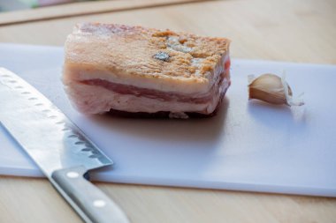 Sarımsak ve pastırma ve sarımsak. Tahtadaki masada pastırma ve sarımsak. Yemek fotoğrafçılığı.