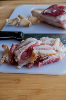 Sarımsak ve pastırma ve sarımsak. Tahtadaki masada pastırma ve sarımsak. Yemek fotoğrafçılığı.