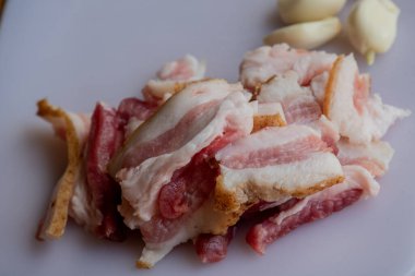 Sarımsak ve pastırma ve sarımsak. Tahtadaki masada pastırma ve sarımsak. Yemek fotoğrafçılığı.