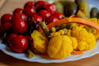 Sebze. Yemek fotoğrafı. Sebzeler beyaz tabakta