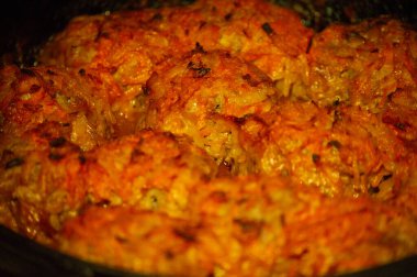 Köfte ve domates soslu kase. Soslu köfte. Pirinç, kıyma, domates, soğan, havuç.