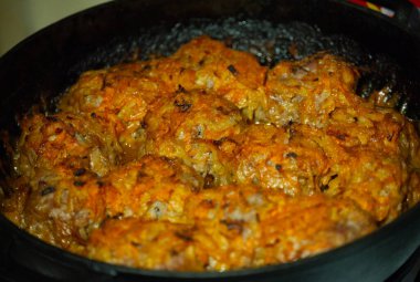 Köfte ve domates soslu kase. Soslu köfte. Pirinç, kıyma, domates, soğan, havuç.