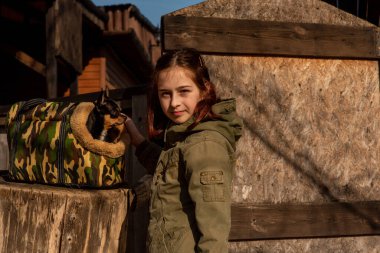 Güzel genç kız ve Chihuahua. Bir kızın kollarında chihuahua. Kız, Coronavirus sırasında köpeğini kalabalıktan uzaklaştırıyor. Virüs. Corona virüsü. İlkbahar. Bir genç ve bir köpek virüs sırasında yürür.