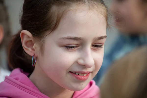 美しい若いかわいい女性 少女9歳の路上で 通りに9歳の少女 フード付きのピンクのセーターの10代 — ストック写真