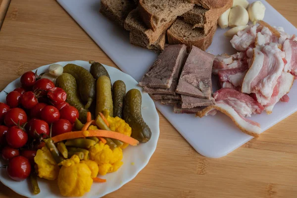 Slanina Česnekem Žitný Chlebový Česnek Krájená Slanina Česnek Chleba Bílém — Stock fotografie