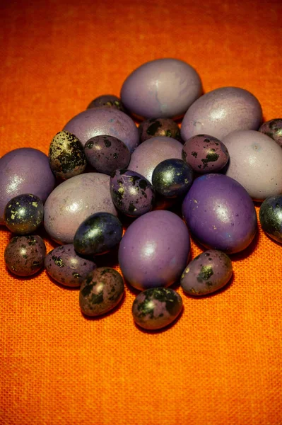 Ovos Páscoa Coloridos Ovos Coloridos Roxos Ovos Roxos Uma Toalha — Fotografia de Stock