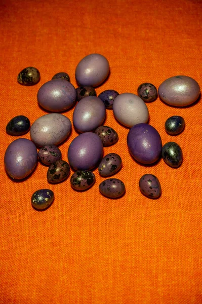 Huevos Coloridos Pascua Huevos Color Púrpura Huevos Morados Sobre Mantel — Foto de Stock