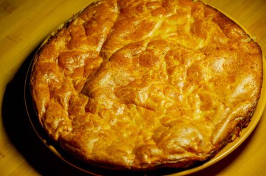 Lahana turtası. Lahanalı Charlotte Pie. Yemek fotoğrafçılığı. Ev yemeği, vejetaryenlik.