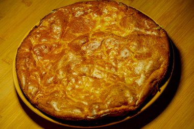 Lahana turtası. Lahanalı Charlotte Pie. Yemek fotoğrafçılığı. Ev yemeği, vejetaryenlik.