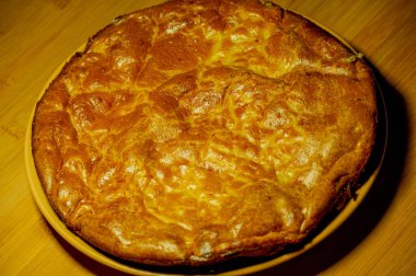 Lahana turtası. Lahanalı Charlotte Pie. Yemek fotoğrafçılığı. Ev yemeği, vejetaryenlik.
