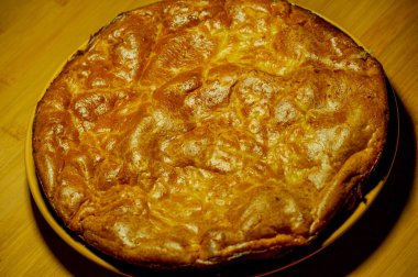Lahana turtası. Lahanalı Charlotte Pie. Yemek fotoğrafçılığı. Ev yemeği, vejetaryenlik.