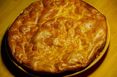 Lahana turtası. Lahanalı Charlotte Pie. Yemek fotoğrafçılığı. Ev yemeği, vejetaryenlik.