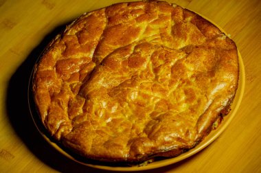 Lahana turtası. Lahanalı Charlotte Pie. Yemek fotoğrafçılığı. Ev yemeği, vejetaryenlik.