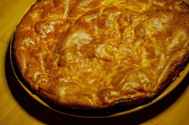 Lahana turtası. Lahanalı Charlotte Pie. Yemek fotoğrafçılığı. Ev yemeği, vejetaryenlik.