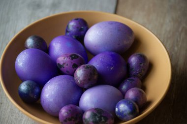 Renkli paskalya yumurtaları. Renkli yumurtalar mor. Mor yumurtalar. Mutlu Paskalyalar