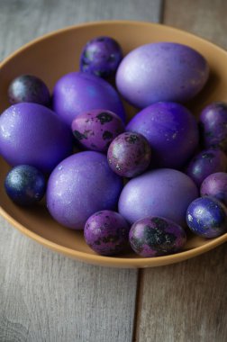 Renkli paskalya yumurtaları. Renkli yumurtalar mor. Mor yumurtalar. Mutlu Paskalyalar