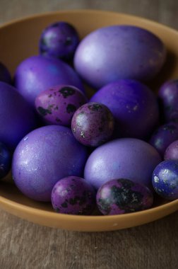 Renkli paskalya yumurtaları. Renkli yumurtalar mor. Mor yumurtalar. Mutlu Paskalyalar