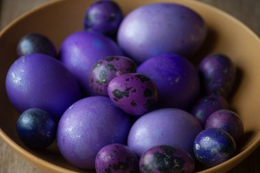 Renkli paskalya yumurtaları. Renkli yumurtalar mor. Mor yumurtalar. Mutlu Paskalyalar