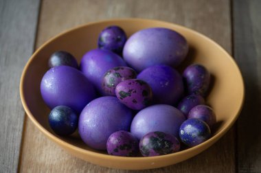 Renkli paskalya yumurtaları. Renkli yumurtalar mor. Mor yumurtalar. Mutlu Paskalyalar