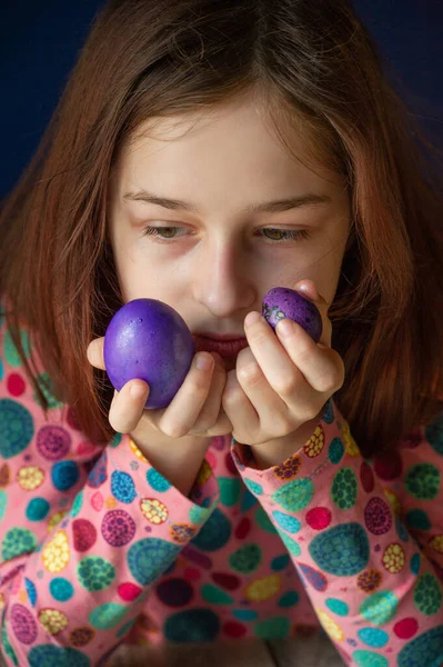 Mutlu Paskalyalar. Kız ve mor renkli yumurtalar. Paskalya gelenekleri. Ergen, kız 9 yaşında. Şarlatan bir kız. Puantiyeli elbise giymiş bir çocuk. Tatiller, ilkbahar