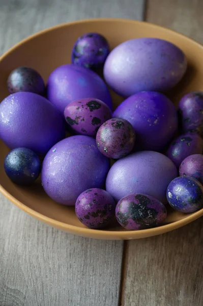 Renkli paskalya yumurtaları. Renkli yumurtalar mor. Mor yumurtalar. Mutlu Paskalyalar