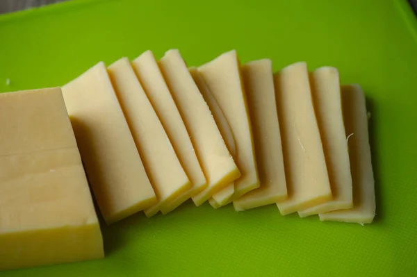 Schnittkäse Auf Schneidebrett Ansicht Von Oben Hartkäse Scheiben Geschnitten Auf — Stockfoto