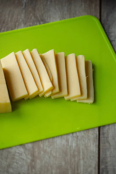 Sliced Cheese Cutting Board Top View Sliced Hard Cheese Green — Stock Photo, Image