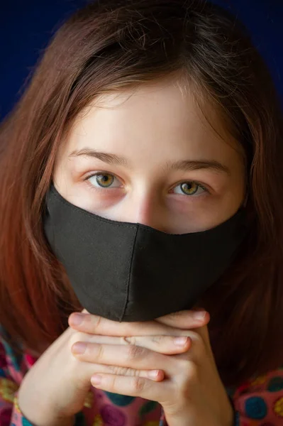 Chica Con Una Máscara Respiratoria Negra Coronavirus Una Chica Con — Foto de Stock