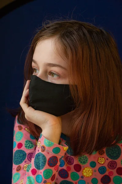 Menina Com Uma Máscara Preta Respiratória Coronavírus Uma Rapariga Mascarada — Fotografia de Stock