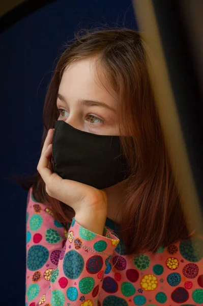 Menina Com Uma Máscara Preta Respiratória Coronavírus Uma Rapariga Mascarada — Fotografia de Stock