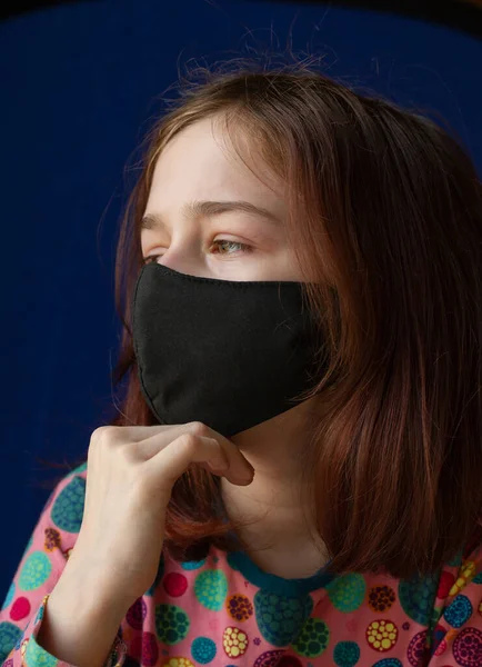Mädchen Mit Schwarzer Atemmaske Coronavirus Ein Mädchen Mit Maske Auf — Stockfoto