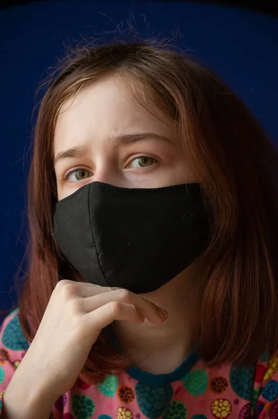 Menina Com Uma Máscara Preta Respiratória Coronavírus Uma Rapariga Mascarada — Fotografia de Stock