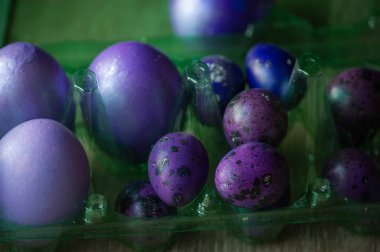 Renkli paskalya yumurtaları. Renkli yumurtalar mor. Mor yumurtalar. Mutlu Paskalyalar