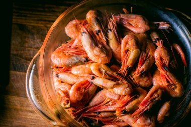 Baharatlı karides. Pişmiş karides. Bir sürü haşlanmış karides. Sağlıklı beslenme kavramı.