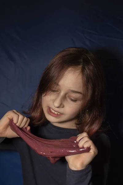 Rapariga Com Lodo Menina Fazendo Brinquedo Caseiro Criança Divertindo Fazendo — Fotografia de Stock