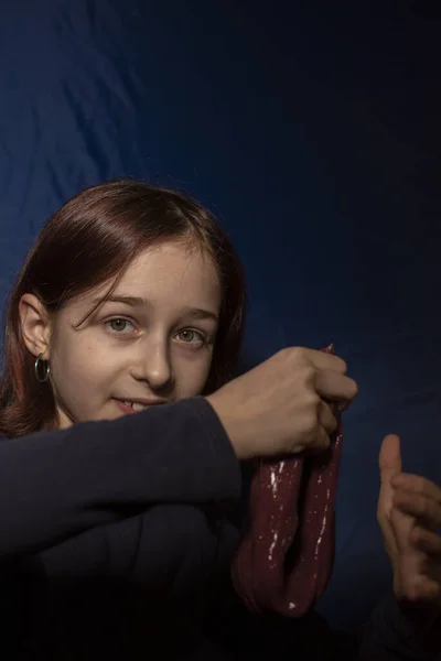 Una Chica Con Baba Niña Haciendo Juguetes Caseros Niño Divirtiéndose —  Fotos de Stock