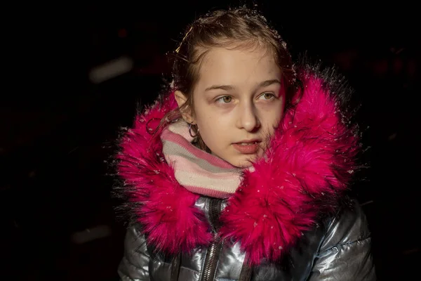Portré Egy Gyönyörű Éves Kislányról Éves Lány Kék Kabátban Iskolásgyerek — Stock Fotó