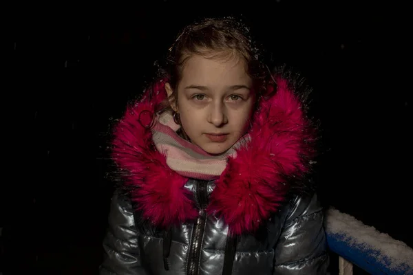 Portret Pięknej Dziewięcioletniej Dziewczynki Letnia Dziewczyna Niebieskiej Kurtce Uczennica Zimie — Zdjęcie stockowe