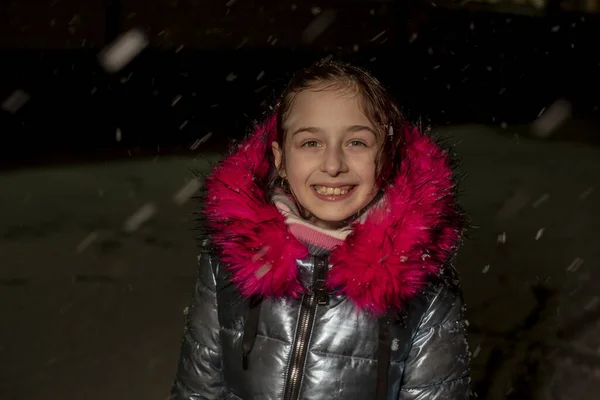 一个漂亮的9岁小女孩的肖像 穿着蓝色夹克的9岁女孩 冬天的学童 青少年 冬天和雪 多雪的夜晚这孩子喜欢雪 带生态毛的夹克 — 图库照片